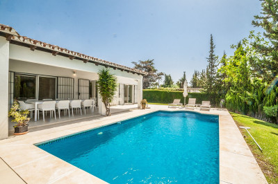 5 Bedroom Detached Villa in Elviria - Image 2
