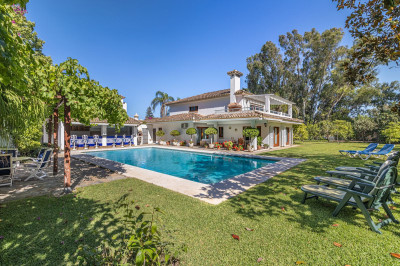 5 Bedroom Detached Villa in Cancelada - Image 1