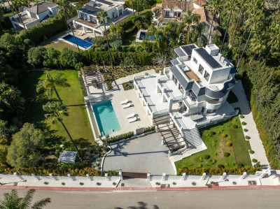 6 Bedroom Detached Villa in Nueva Andalucía - Image 5