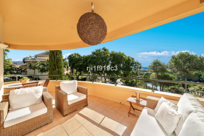 3 Bedroom Middle Floor Apartment in Elviria - Image 1