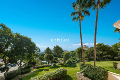 3 Bedroom Middle Floor Apartment in Elviria - Image 2