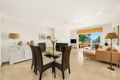 3 Bedroom Middle Floor Apartment in Elviria - Image 5