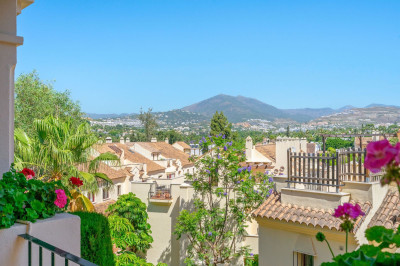 3 Bedroom Middle Floor Apartment in Nueva Andalucía - Image 1