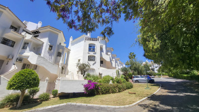 2 Bedroom Middle Floor Apartment in Calahonda - Image 2