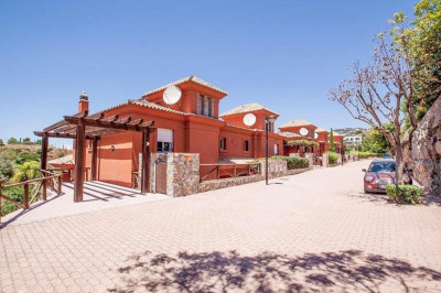 3 Bedroom Semi-Detached House in Marbella - Image 1