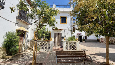 7 Bedroom Townhouse in Marbella - Image 2