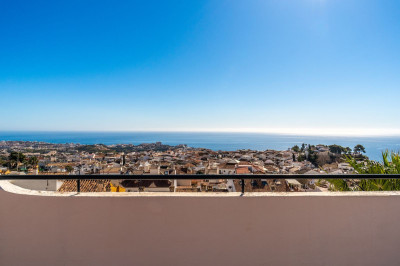 4 Bedroom Middle Floor Apartment in Benalmadena Pueblo - Image 1