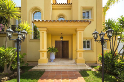 4 Bedroom Detached Villa in Elviria - Image 1