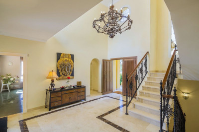 4 Bedroom Detached Villa in Elviria - Image 2