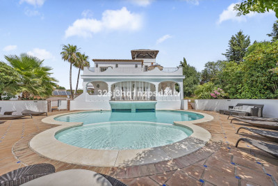 6 Bedroom Detached Villa in Estepona - Image 2