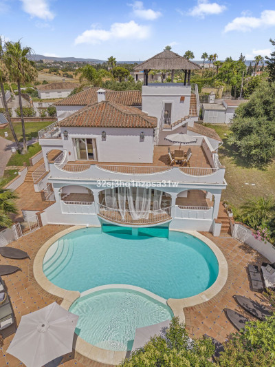 6 Bedroom Detached Villa in Estepona - Image 3