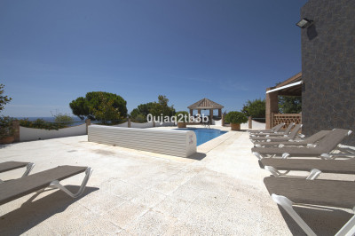 6 Bedroom Detached Villa in Estepona - Image 5
