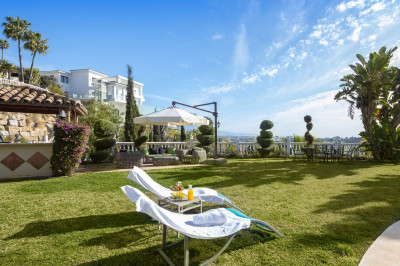 6 Bedroom Detached Villa in El Paraiso - Image 2