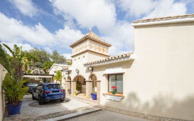 6 Bedroom Detached Villa in El Paraiso - Image 3