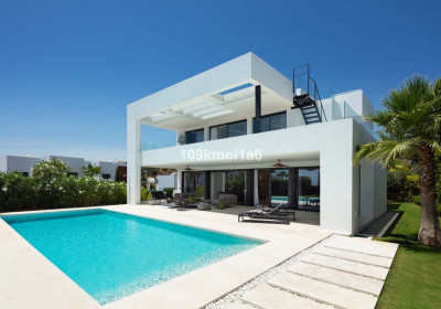 5 Bedroom Detached Villa in Nueva Andalucía - Image 2