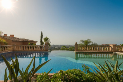 3 Bedroom Middle Floor Apartment in Nueva Andalucía - Image 1