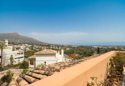 3 Bedroom Middle Floor Apartment in Nueva Andalucía - Image 2