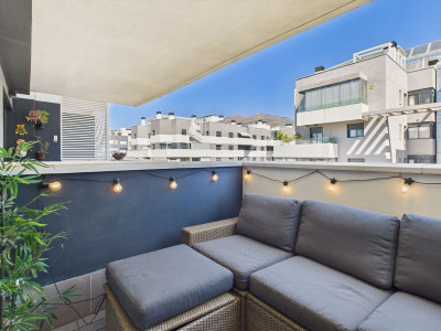 2 Bedroom Middle Floor Apartment in Estepona - Image 2