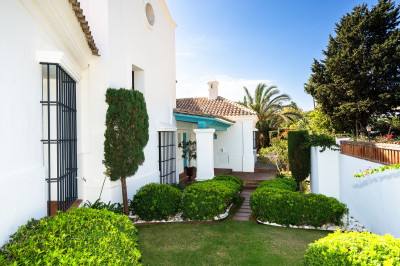 6 Bedroom Detached Villa in Guadalmina Baja - Image 4