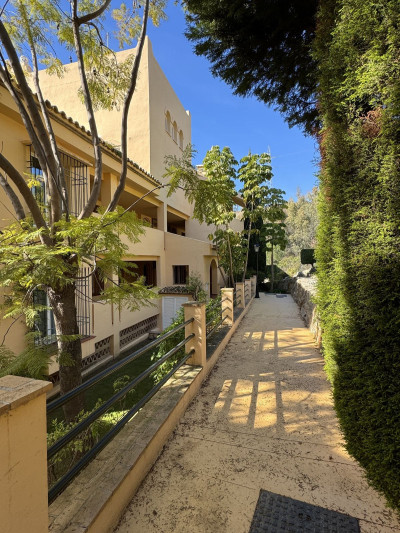 3 Bedroom Middle Floor Apartment in Elviria - Image 4