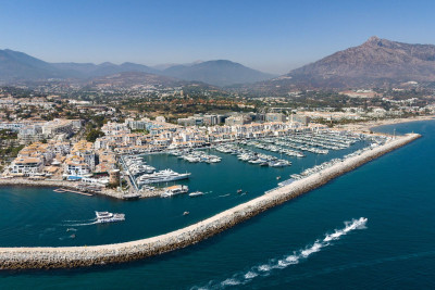 2 Bedroom Middle Floor Apartment in Puerto Banús - Image 2