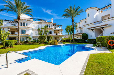 2 Bedroom Middle Floor Apartment in Nueva Andalucía - Image 1