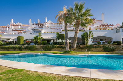 2 Bedroom Middle Floor Apartment in Nueva Andalucía - Image 2