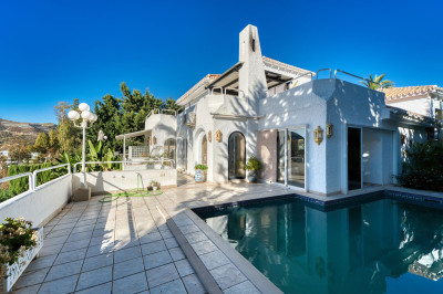 4 Bedroom Detached Villa in Nueva Andalucía - Image 1