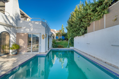 4 Bedroom Detached Villa in Nueva Andalucía - Image 2