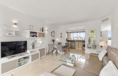 2 Bedroom Middle Floor Apartment in Miraflores - Image 3