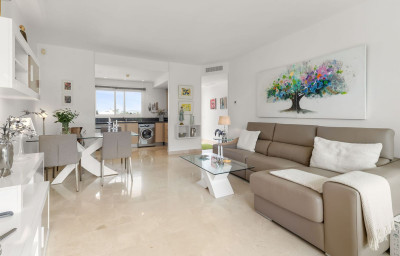2 Bedroom Middle Floor Apartment in Miraflores - Image 4