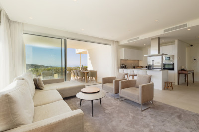 4 Bedroom Ground Floor Apartment in Benahavís - Image 2