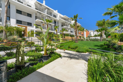 2 Bedroom Middle Floor Apartment in Estepona - Image 2