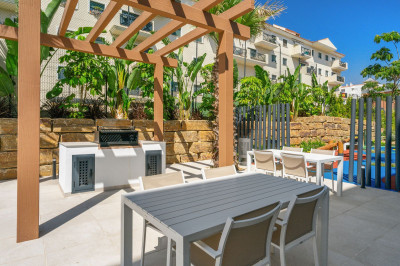 2 Bedroom Middle Floor Apartment in Estepona - Image 3