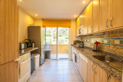 3 Bedroom Middle Floor Apartment in Elviria - Image 5