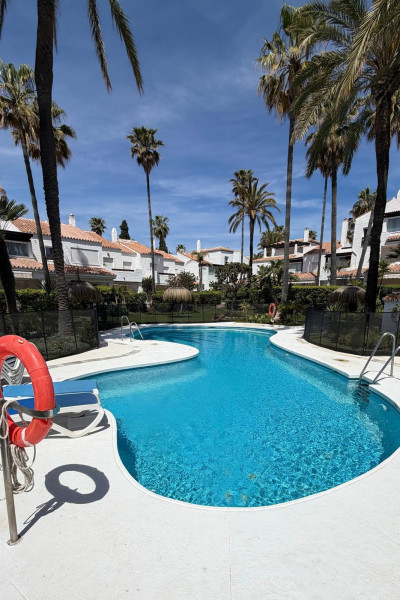 4 Bedroom Middle Floor Apartment in Bahía de Marbella - Image 1