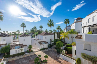 4 Bedroom Middle Floor Apartment in Bahía de Marbella - Image 3