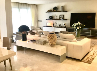 4 Bedroom Ground Floor Apartment in Estepona - Image 3