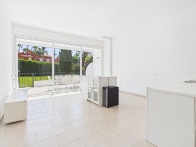 1 Bedroom Ground Floor Apartment in Estepona - Image 4