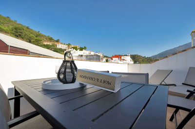 2 Bedroom Top Floor Apartment in Benahavís - Image 5
