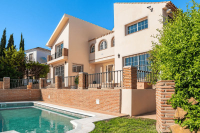4 Bedroom Detached Villa in Estepona - Image 1