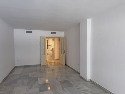 2 Bedroom Middle Floor Apartment in Marbella - Image 4