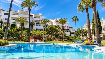 2 Bedroom Top Floor Apartment in La Duquesa - Image 1