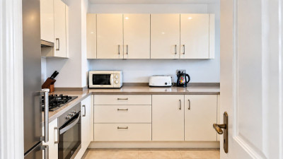 2 Bedroom Top Floor Apartment in La Duquesa - Image 3