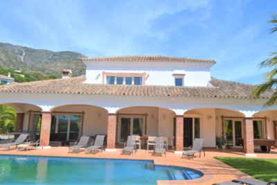 5 Bedroom Detached Villa in Mijas - Image 2