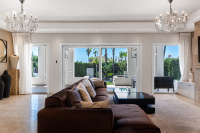 6 Bedroom Detached Villa in Nueva Andalucía - Image 2