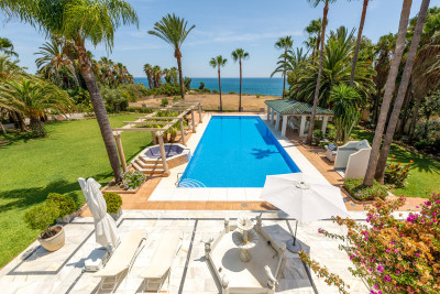 6 Bedroom Detached Villa in Estepona - Image 1