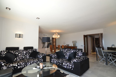 3 Bedroom Middle Floor Apartment in Puerto Banús - Image 2