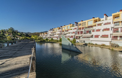 1 Bedroom Middle Floor Apartment in Selwo - Image 2