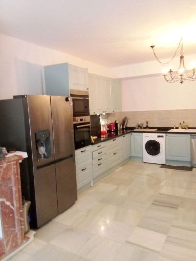 3 Bedroom Middle Floor Apartment in El Presidente - Image 4
